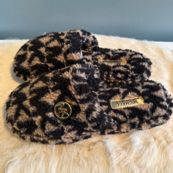 Michael Kors Alexis Closed Toe Faux Sherpa Slippers - Picture 4 of 9